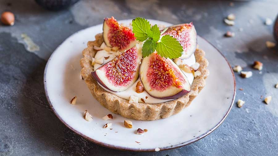 Biscuit tarts with hung curd and fruit topping