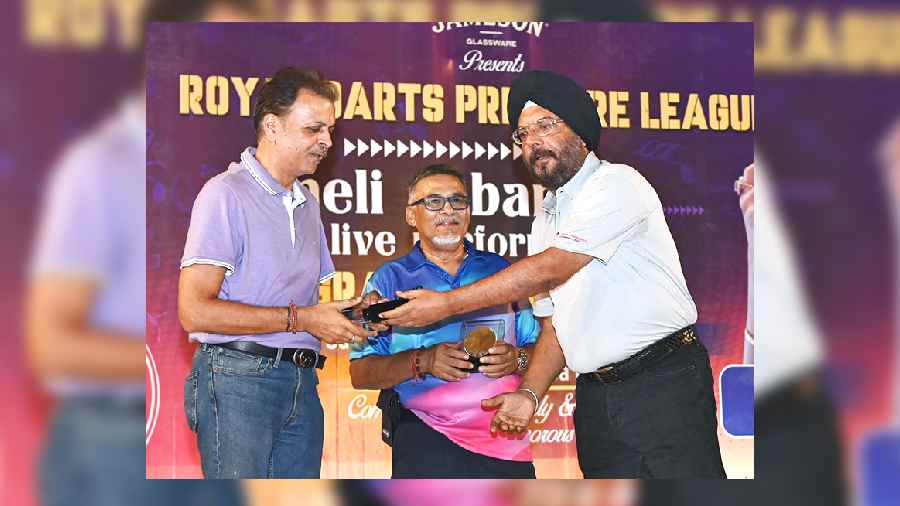 Owner Vinnay Dalmia (left) accepted the prize for the highest check on behalf of winner Harshvardhan Sharma of Team 24, from RCGC sports convenor Titoo Baweja