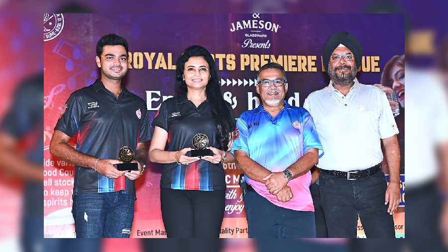 Ishaan Sarkar (extreme left) and Manisha Srivastava (second from left) with their prize for the Most Valuable Pair of the Tournament