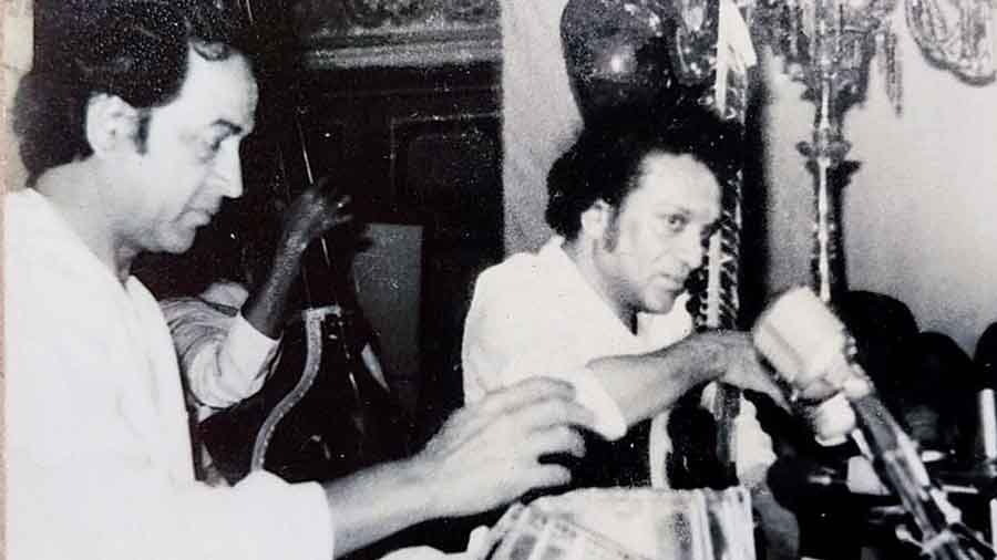 Pt. Ravi Shankar plays under candle light at Marble Palace with Pt. Kishan Maharaj on the tabla at an event organised by Rabin Paul. The sitar legend has described the programme as his favourite.   