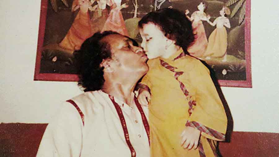 Pt. Ravi Shankar kisses his daughter Norah Jones. 