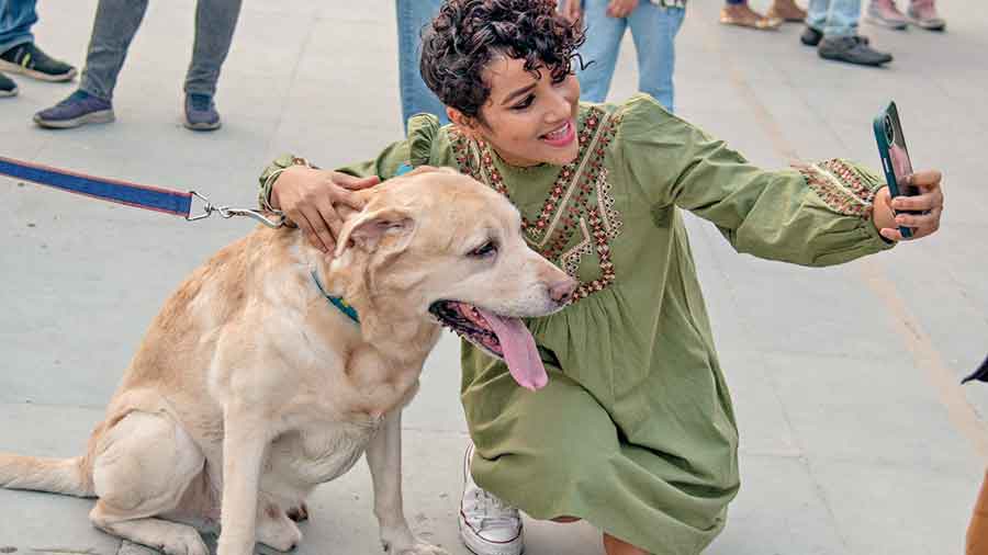 A pet lover clicks a selfie with one of the participants. 