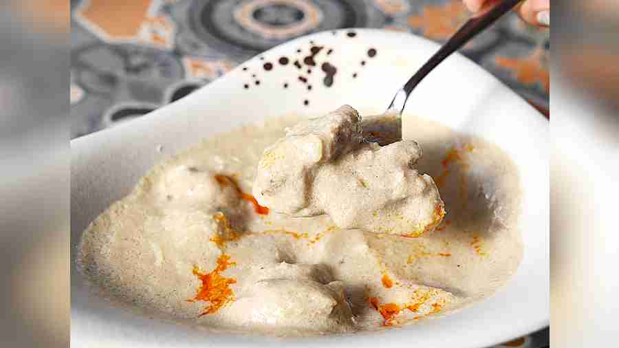 Boneless chicken cooked in creamy yoghurt gravy and Indian spices results is Awadhi Murgh Malai.