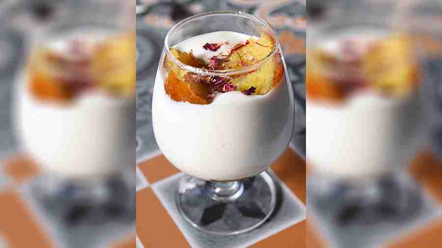 Dig into this chilled and sinful glass of Gulab Jamun with Rabri soufflé, garnished with dried rose petals and flavourful saffron.