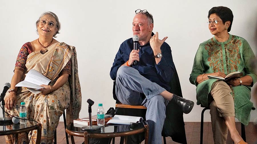 Following the unveiling of the book, Perrier was part of a conversation involving Chatterjee (right) and Kanchana Mukhopadhyay, translator and bookseller. Held mostly in French, the discussion shed light on Perrier’s evolving impressions of India and also involved the author and the translator reading excerpts from the book in French and English, respectively