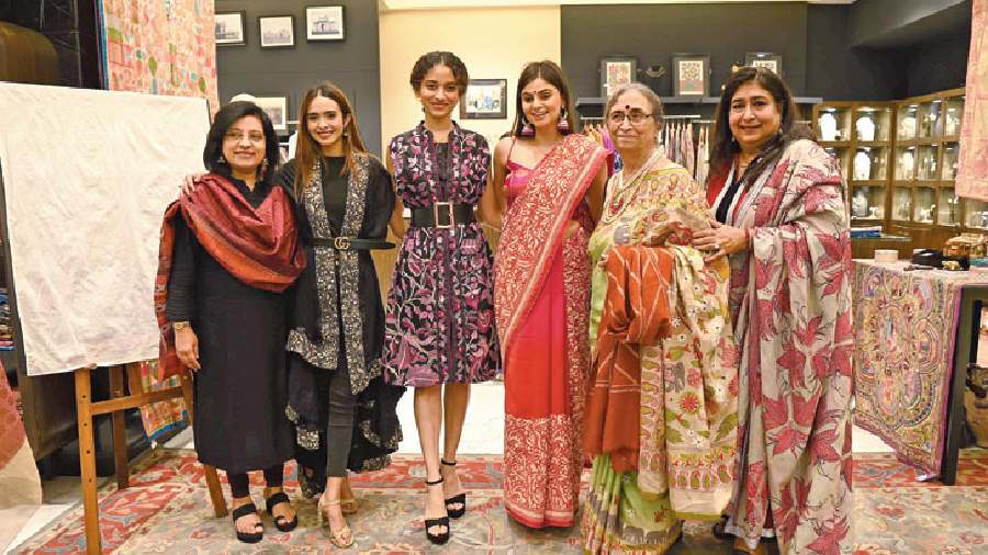 (L-R) Dona Ganguly, models Julaikha Shah, Diya Palit and Mihira Singh, and directors of She Kantha Shamlu Dudeja and Malika Dudeja Varma. Julaikha, Diya and Mihira modelled contemporary avatars of the age-old craft.