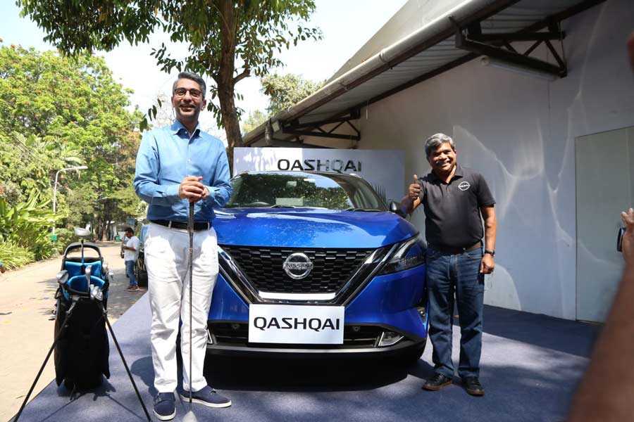 Rakesh Srivastava, managing director, Nissan Motor India Pvt Ltd MD, with Olympic gold medalist and sports shooter Abhinav Bindra, during an exclusive preview of the company's SUV 'Qashqai' at Tollygunge Golf Club in Kolkata on Saturday