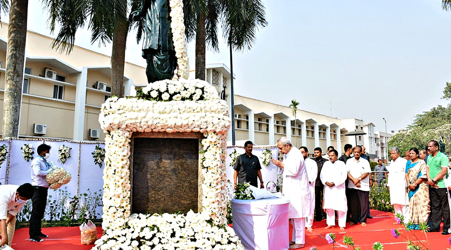 Odisha chief minister Naveen Patnaik pays tribute to Biju Patnaik to mark the latter’s birth anniversary on Odisha Assembly premises on Sunday.