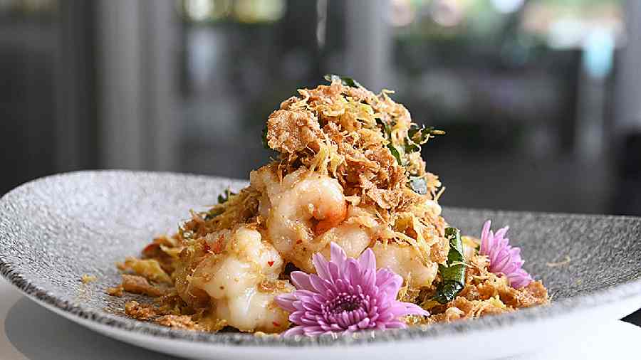 Dig into this stellar appetiser that pairs sweet butter prawns with oats and crispy shredded eggs to create a chewy and crunchy plate.