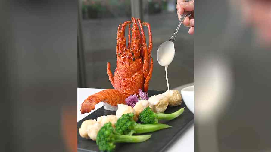 If you fancy lobsters, check out these wok-fried lobsters in butter and cheese sauce. The creamy sauce is a good contrast to the crunchy coated lobster.