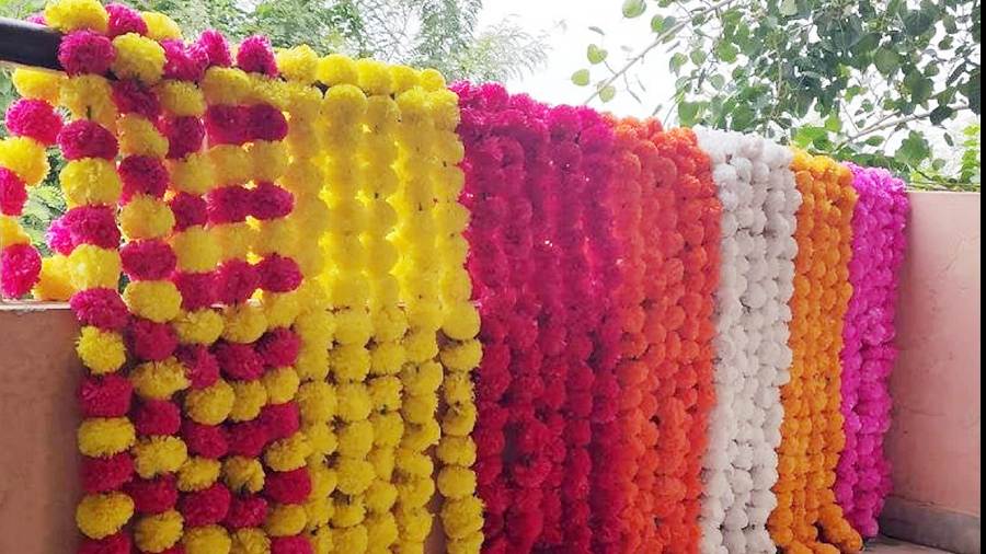 Adorn the entrance to your Holi party and welcome guests with flowers by putting up these gorgeous marigold garlands. Rs 256 @ etsy.com