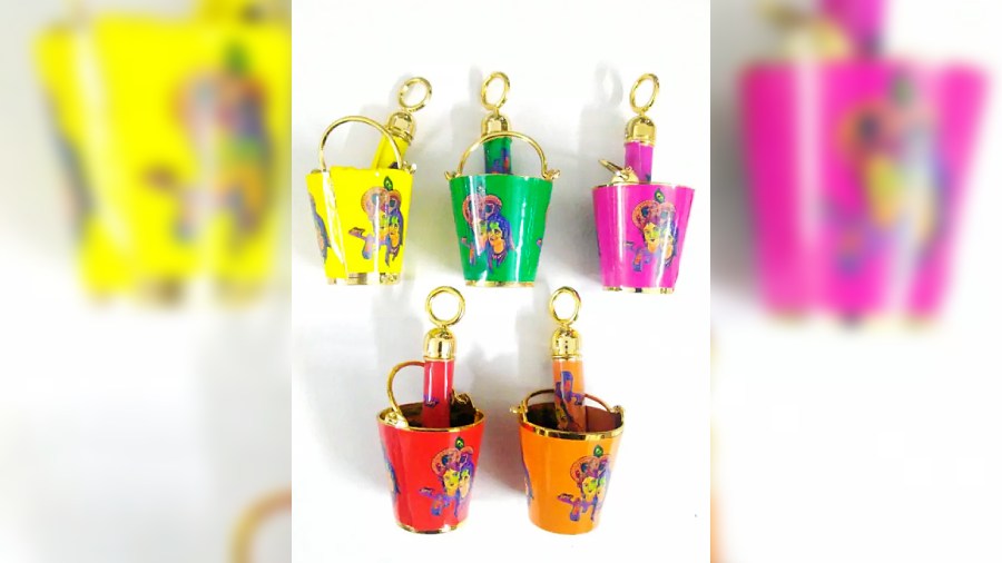 Load up your colours in these cute buckets that come with matching pichkari. Rs 399 @ flipkart.com