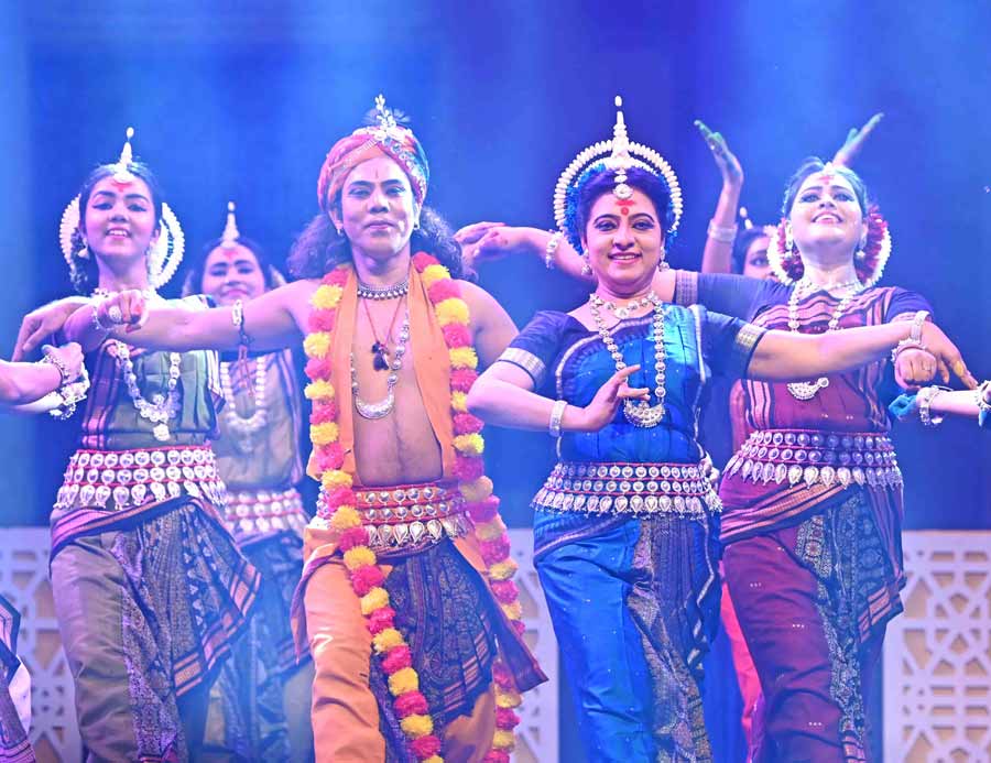 Danseuse Dona Ganguly and students of her dance school, Diksha Manjari, set the mood for Dol with Vasant Utsav, an evening of dance and colours, at Indian Museum on March 5