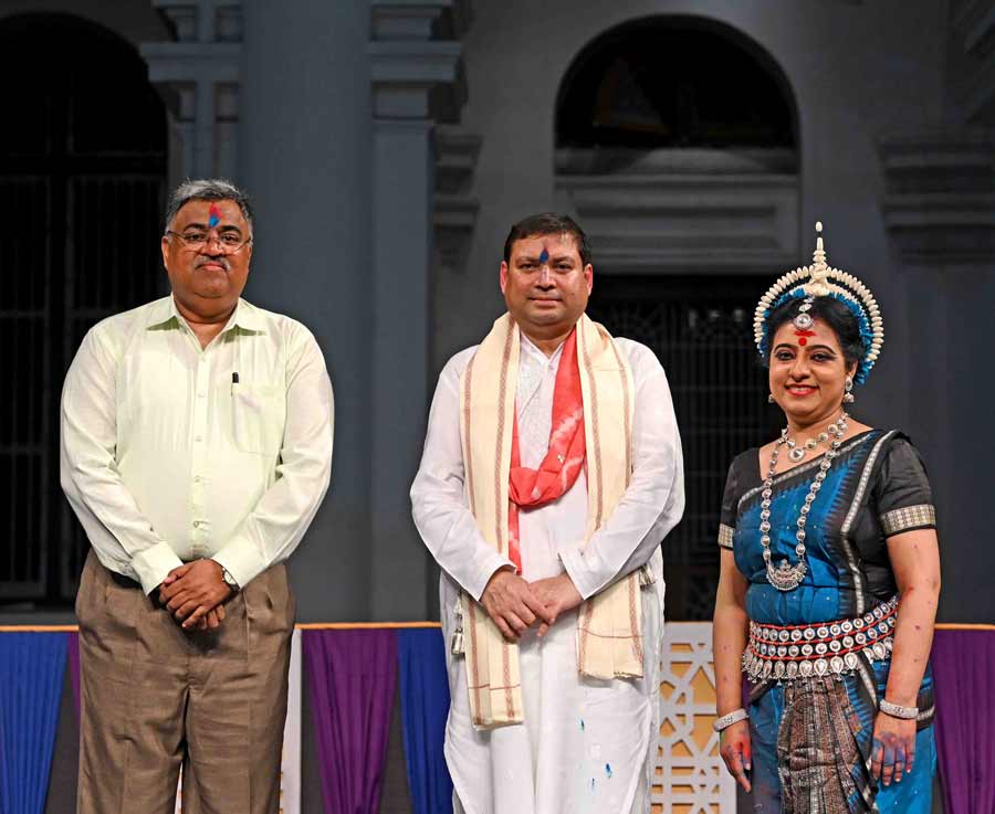 (L-R) Arijit Dutta Choudhury, Sundeep Bhutoria and Dona Ganguly. Arijit Dutta Choudhury, director of the Indian Museum, said, “It feels great to be a part of this colourful celebration of Vasant Utsav after two years.”