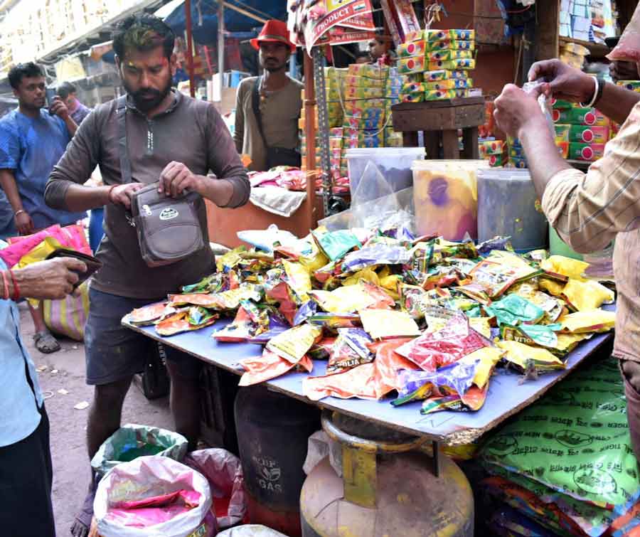 Several types of colours are available but customers are mostly looking for the non-toxic varieties. “Almost everyone is curious to know if the colours contain heavy metals as ingredients. That’s why the sparkling colours have no demand,” said Suresh Poddar, a vendor