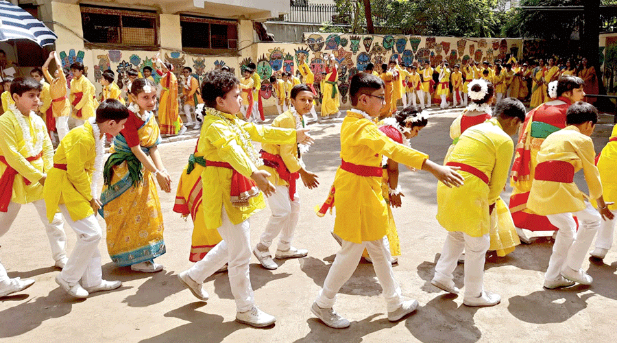Students of Patha Bhavan Montessori and primary department celebrated Basanta Utsab on the school’s Palm Avenue campus on Monday.