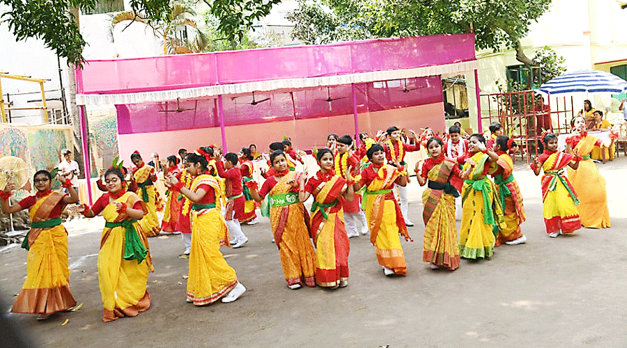 Students of Patha Bhavan Montessori and primary department celebrated Basanta Utsab. “We wanted it to be an integrated celebration,” said teacher-in-charge Kankana Das Gupta.