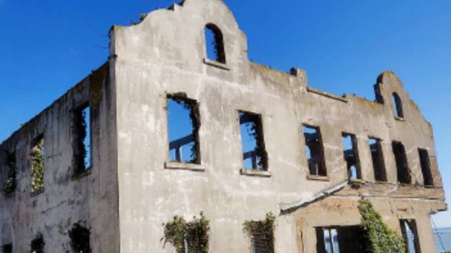 Ruins of a building on Alcatraz Island