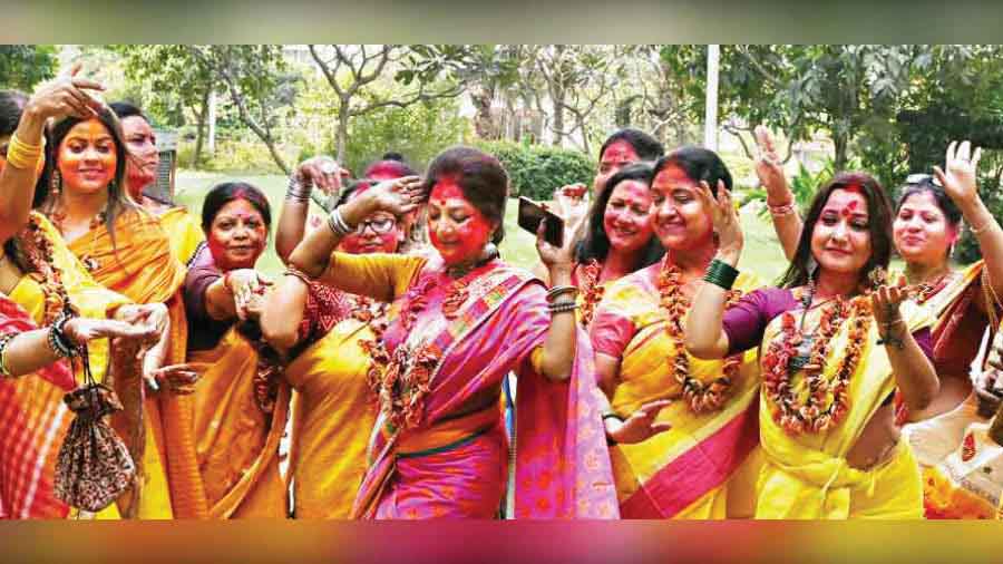 Residents of Diamond City Tollygunge celebrate Basanta Utsav 