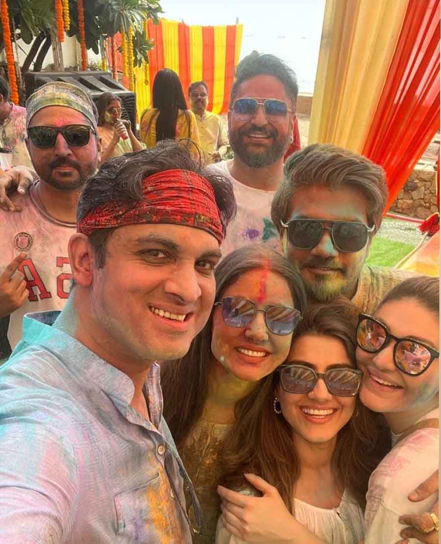 Vikas Kalantri clicked a selfie with Hina Khan, Shefali Jariawala and Parag Tyagi during the festivities. 