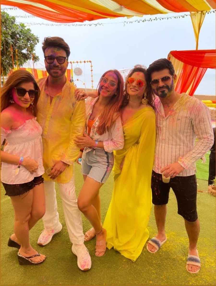 (L-R) Jia Mustafa, Vicky Jain, Minal Mogam, Ankita Lokhande and Omkar Kapoor posed for a picture at the Holi party. 