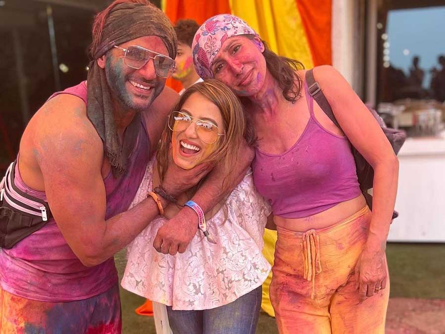 Karanvir and his wife Teejay posed with Bigg Boss 12 contestant Srishty Rode at the party. 