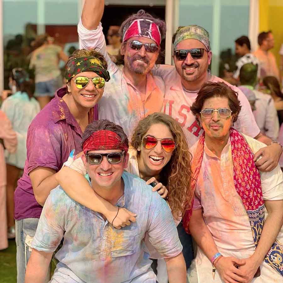 Gurmeet Choudhary enjoyed the party with Romanch Mehta, Vikaas Kalantri, Priyanka Kalantri, Rizwan Shaikh and Vije Bhatia. 