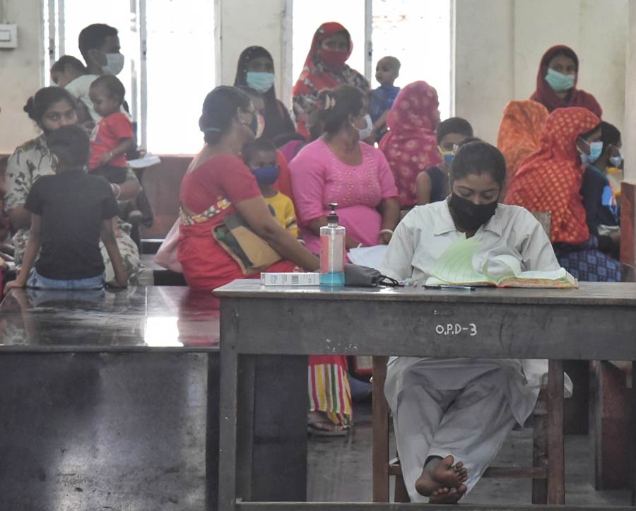 Parents wait with their children in the OPD section of BC Roy Memorial Hospital for Children on Wednesday. Members of the West Bengal Commission for Protection of Child Rights (WBCPCR) visited hospitals in Kolkata on Wednesday to monitor child deaths because of acute respiratory infection (ARI)