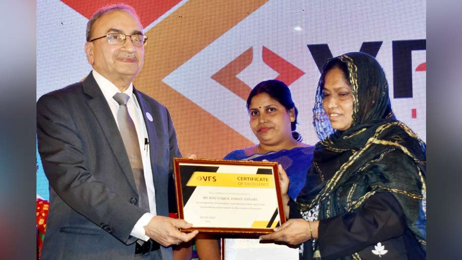 Raunaque Jahan receiving award from Dinesh Kumar Khara, chairman of State Bank of India 