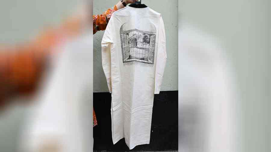 This black-andwhite tussore kurta is inspired from Hemanta Mukherjee’s classic song Khirki theke shinghaduar