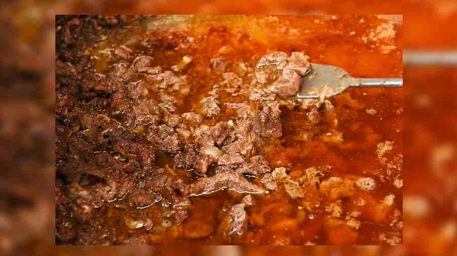 Sabir’s Hotel, another iconic Mughlai restaurant, pulled the crowd with their aromatic Mutton Rezala (Rs 330), which they served with Butter Naan, and Paratha. They also had other small bites like Chicken Chop and Mutton Tikia.