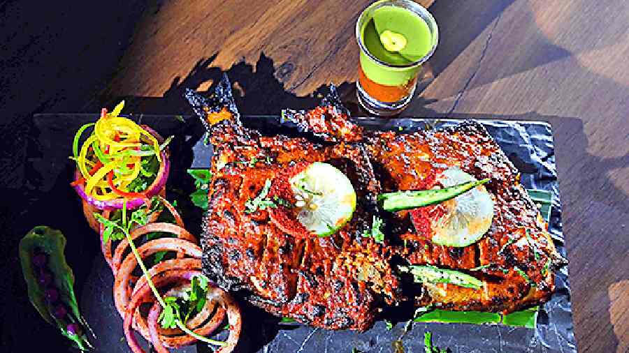 Lemon Grass Pomfret is where Thai meets tandoor! The fleshy pomfret fillets are perfectly marinated with tandoor spices and smoked with fresh lemongrass flavour and chargrilled. Served with spicy lemon slices.