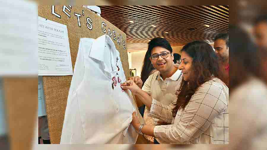 Solaire, the apparel brand, had put up an activity corner along with its display. Visitors designed their own outfits with the design elements