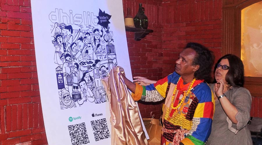 Basudeb Das Baul unveils the album artwork by Priyankar Gupta