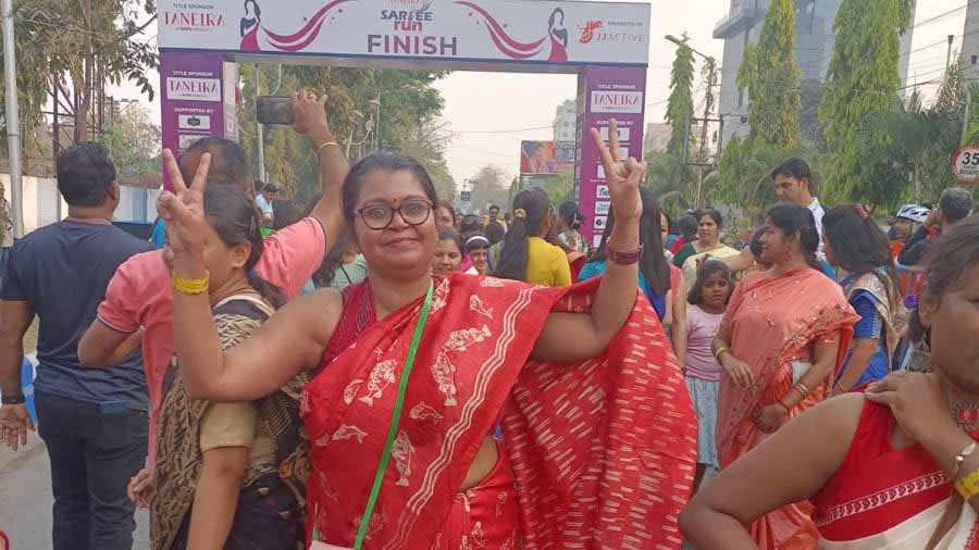 Women break the sari stereotype with a run