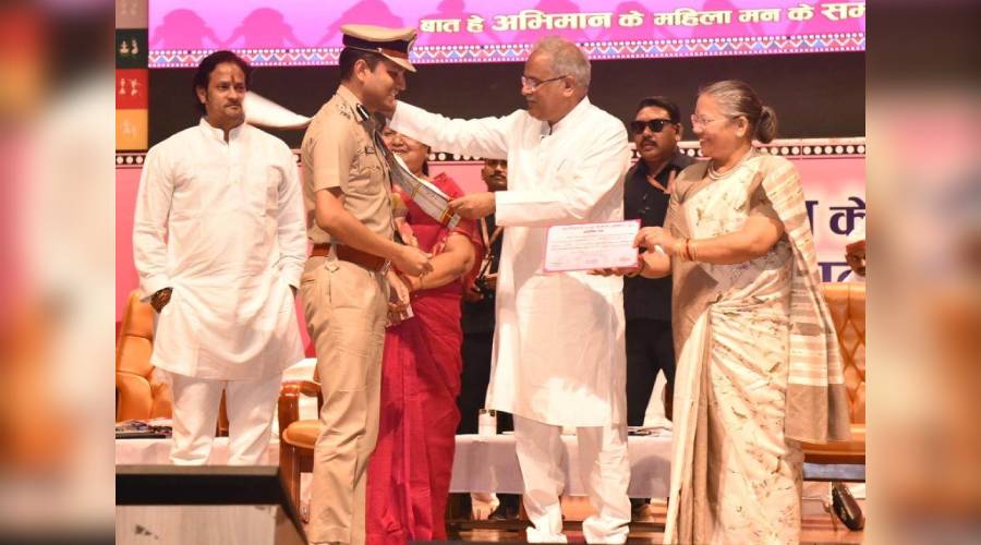 The chief minister felicitates a Superintendent