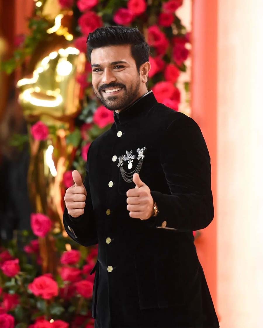 Ram Charan looked dashing in an all-black Shantanu & Nikhil outfit and a regal brooch.
