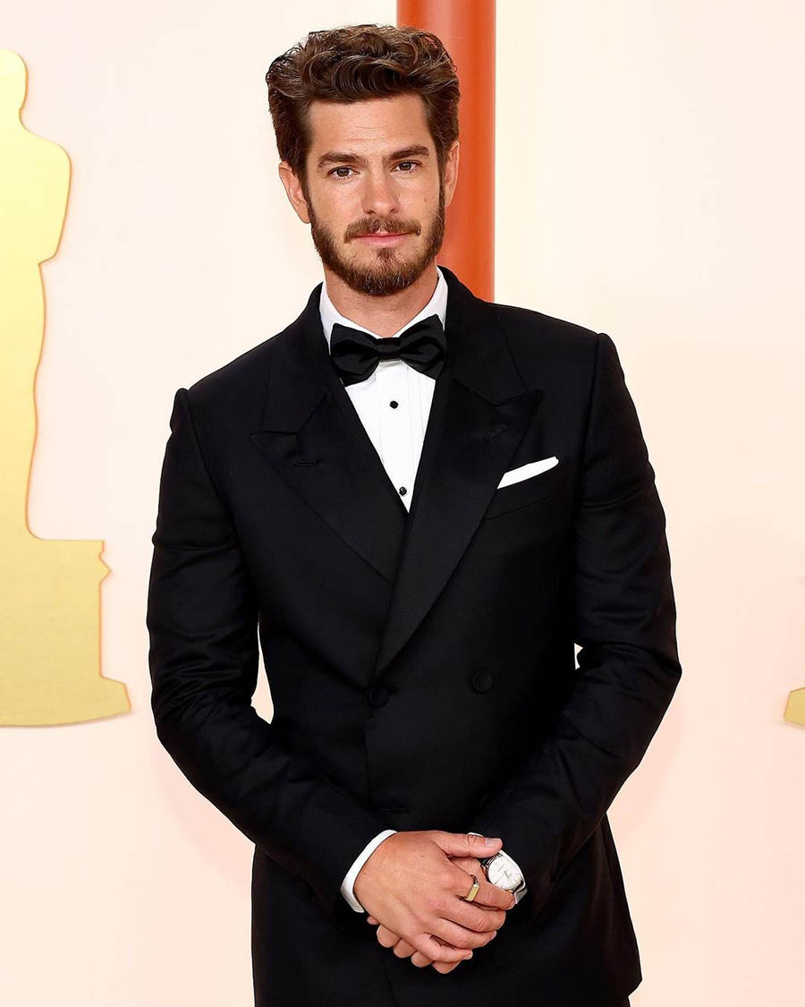 Oscar presenter Andrew Garfield showed up in a fitted classic black tux, letting his charm do the talking. 
