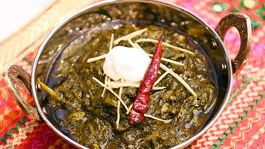 Sarson Da Saag: The leaves here are not just spinach but also of radish and other leafy veggies. The saag is not mushed in a mixer-grinder, but gently mixed in a madhani, which is a set-up for making white butter