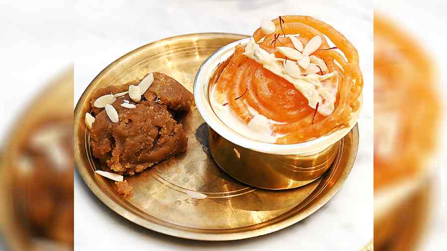 For desserts, there was Kade Atte Ka Halwa, a special whole wheat flour halwa that’s very popular across gurdwaras. There was also Garam Doodh Jalebi which was saffroninfused jalebis served with hot milk.