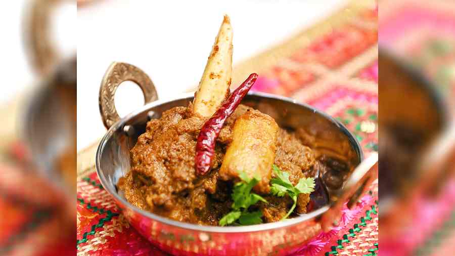 Meat Gonglu Beli Ram: Pubjabis have a tradition of mixing different vegetables with meat. Turnips are cut into chunks and cooked with mutton in an onion-based gravy. 