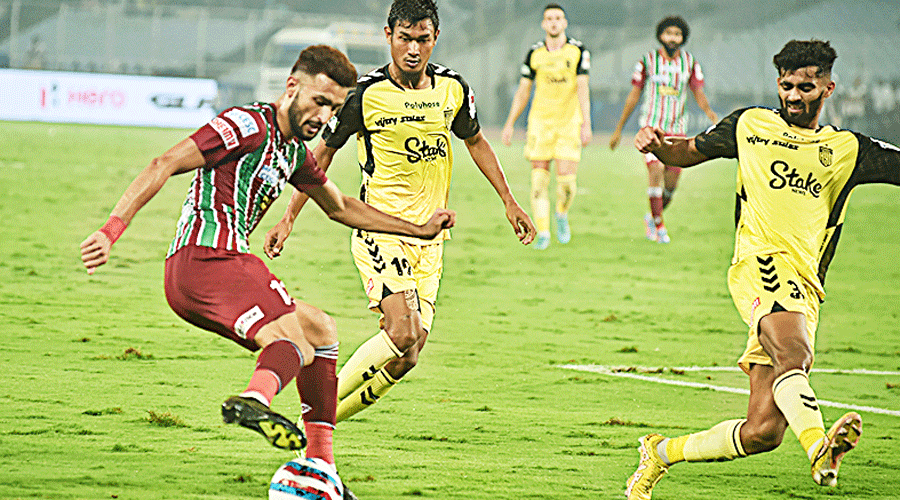 ATK Mohun Bagan’s Manvir Singh (left) tries to beat Holicharan Narzary (centre) and Akash Mishra of Hyderabad FC on Monday.