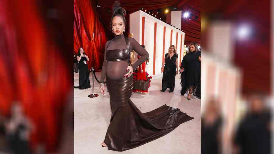 When you know Rihanna will be attending the Oscars, you patiently wait for her appearance because she seldom disappoints. Rocking maternity like a pro, she looked sultry in a belly-hugging Alaïa number that had interesting thigh slits which we loved! She wore a fitted leather bustier that enhanced her growing and glowing figure.