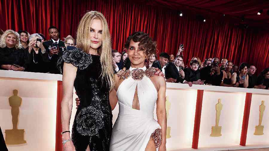 Actresses Nicole Kidman and Halle Berry got the hotness meter soaring in dangerously risque thigh-high outfits. If Nicole looked smoking hot (even at 55!) in an Armani Privé outfit with giant flowers on her shoulder and waist, Halle went twinning with flowers around her waist and neck in her flowy white Tamara Ralph outfit.