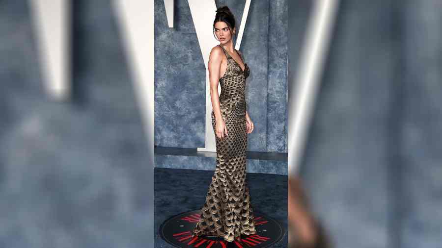 It was quite a task to take our eyes off Kendall Jenner at the Vanity Fair after party. The super model scored a perfecty 10/10 in all aspects. The choice of colour, the perfect body-hugging fit, the ornate gown with gold scale pattern in black... everything was put together seamlessly and she looked like a dream.