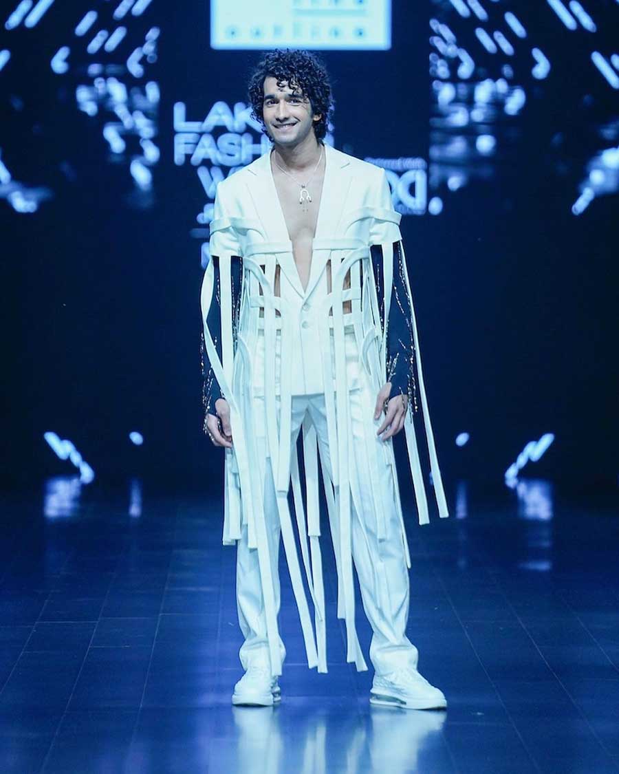 Shantanu Maheshwari looked cool in a Line Outline cut-out white blazer with baggy trousers and black shimmery gloves underneath. 