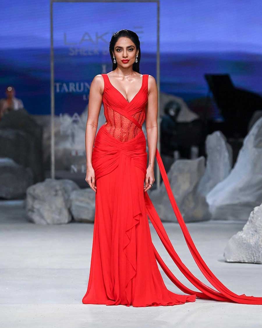 Latest Bridal Wear Lehenga Designs by Manish Malhotra | Designer dresses  indian, Couture week, Indian fashion