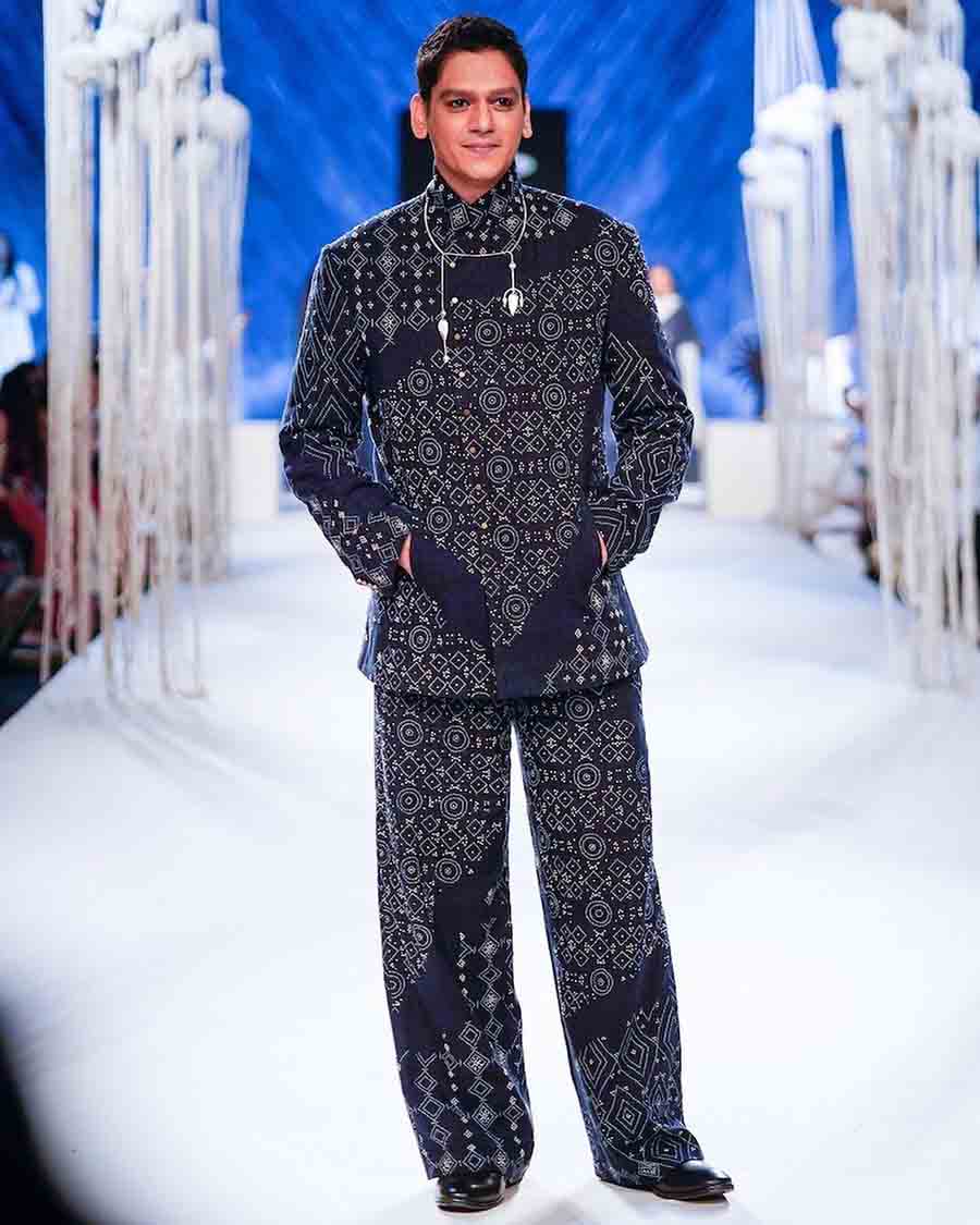 Vijay Varma wore a Divya Mehta navy blue sherwani suit with white patterns all over it and a contemporary necklace to go with it. 