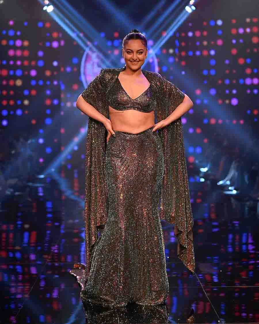 Sonakshi Sinha walked the ramp for Itrh in a two-toned golden lehenga with a matching shrug. 