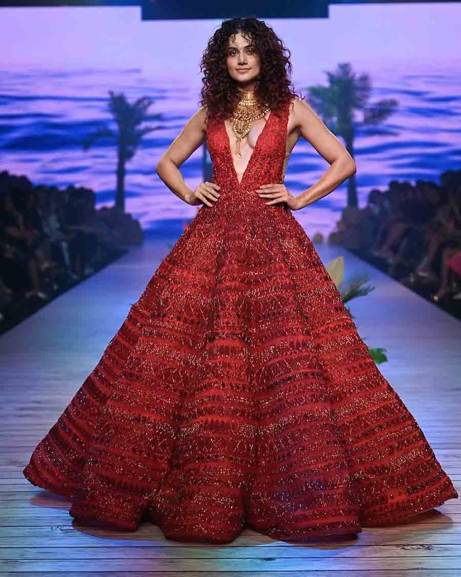 Taapsee Pannu walked for Reliance Jewels x Monisha Jaising in a red ball gown with a deep v-neck and embellishments all over. The gown was paired with a huge golden choker set. 